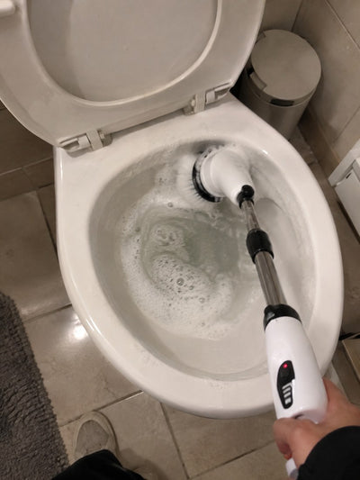 Limpiando la taza del baño con el cepillo