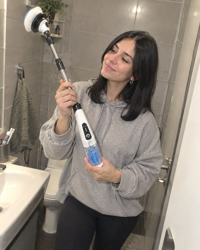 Clienta joven con el cepillo en su departamento