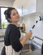 Clienta limpiando el lavaplatos de la cocina