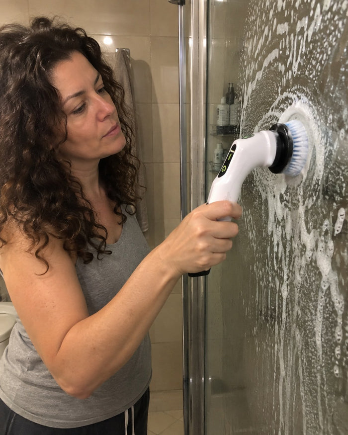 Clienta limpiando la mampara de la ducha